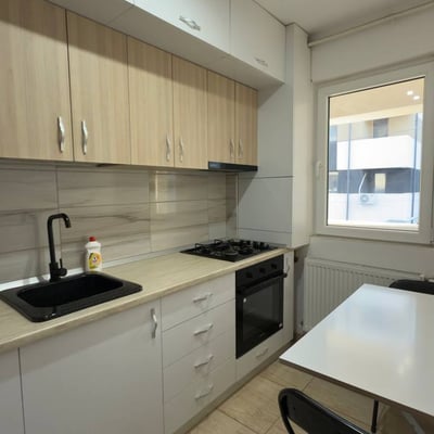 Alquiler de un moderno apartamento de 1 habitación, completamente amueblado, con cocina independiente y balcón, Bucarest, Sector 6, Rumanía