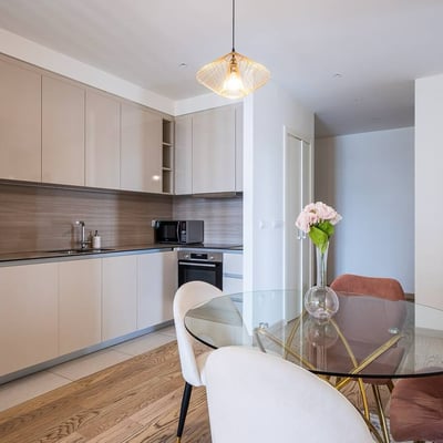 Alquiler de luminosos apartamentos amueblados de 3 habitaciones, 82 m², BW Aurora, Belgrado, Serbia