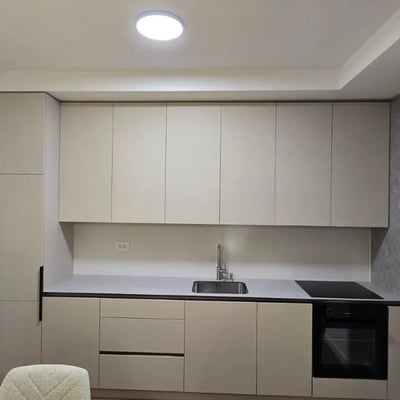 Alquiler de un nuevo apartamento amueblado de 2 habitaciones, 51 m², frente al paseo marítimo, Zemun, Belgrado, Serbia