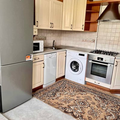 Miete einer hellen, möblierten Dreizimmerwohnung im Stadtteil Rîșcani, Chișinău, Moldawien