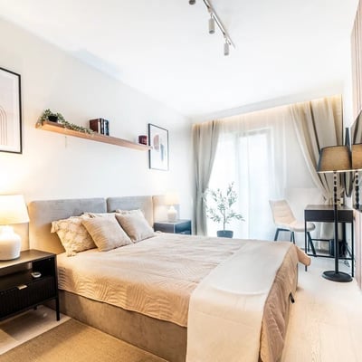 Alquiler de un apartamento elegante de tres habitaciones de 84 m² con balcón, distrito de Bronowice, Cracovia, Polonia