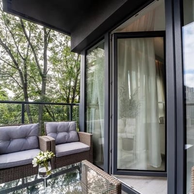 Alquiler de un apartamento elegante de tres habitaciones de 84 m² con balcón, distrito de Bronowice, Cracovia, Polonia