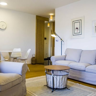 Alquiler de un apartamento luminoso de tres habitaciones de 60 m² con balcón, zona de Voždovac, Belgrado, Serbia