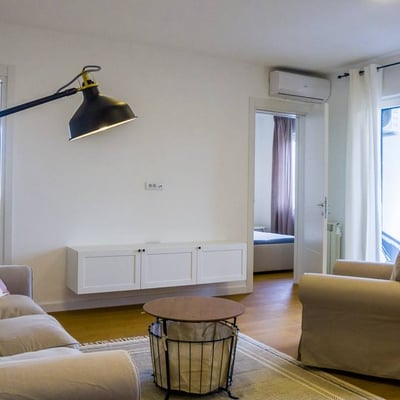 Alquiler de un apartamento luminoso de tres habitaciones de 60 m² con balcón, zona de Voždovac, Belgrado, Serbia