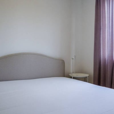 Alquiler de un apartamento luminoso de tres habitaciones de 60 m² con balcón, zona de Voždovac, Belgrado, Serbia