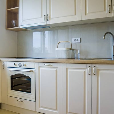 Alquiler de un apartamento luminoso de tres habitaciones de 60 m² con balcón, zona de Voždovac, Belgrado, Serbia