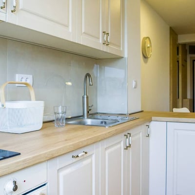 Alquiler de un apartamento luminoso de tres habitaciones de 60 m² con balcón, zona de Voždovac, Belgrado, Serbia