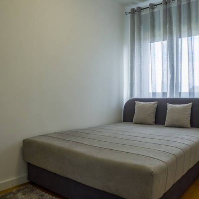 Alquiler de un apartamento de dos habitaciones de 40 m² con balcón, Belgrado, Serbia