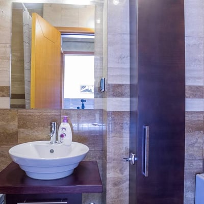 Alquiler de un apartamento espacioso de tres habitaciones de 90 m² en Vračar, Belgrado, Serbia