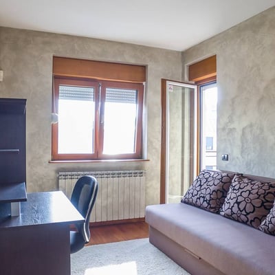 Alquiler de un apartamento espacioso de tres habitaciones de 90 m² en Vračar, Belgrado, Serbia