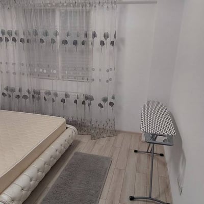 Alquiler de un apartamento amueblado de tres habitaciones con aire acondicionado, Sector 6, Bucarest, Rumanía