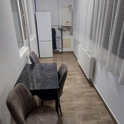 Alquiler de un apartamento amueblado de tres habitaciones con aire acondicionado, Sector 6, Bucarest, Rumanía