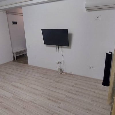 Alquiler de un apartamento amueblado de tres habitaciones con aire acondicionado, Sector 6, Bucarest, Rumanía