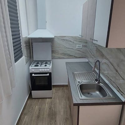 Alquiler de un apartamento amueblado de tres habitaciones con aire acondicionado, Sector 6, Bucarest, Rumanía