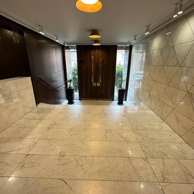 Location d’un appartement de trois pièces de 57 m² dans un immeuble neuf et moderne en centre-ville, Belgrade, Serbie