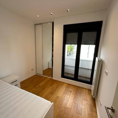 Location d’un appartement de trois pièces de 57 m² dans un immeuble neuf et moderne en centre-ville, Belgrade, Serbie