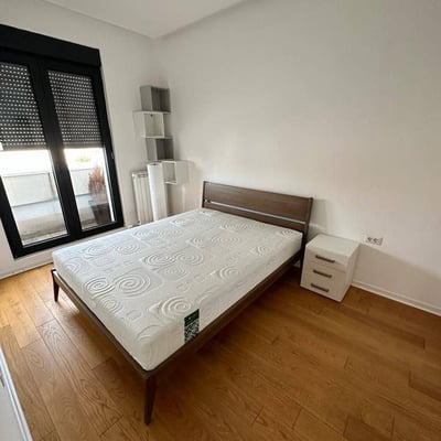 Location d’un appartement de trois pièces de 57 m² dans un immeuble neuf et moderne en centre-ville, Belgrade, Serbie