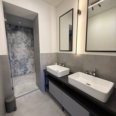 Location d’un appartement spacieux et entièrement rénové de 3 pièces, 107 m², en centre-ville, Belgrade, Serbie