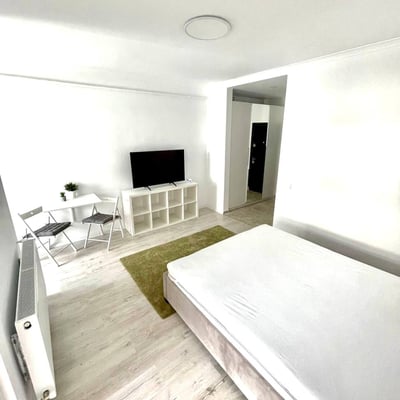 Location d’un appartement lumineux d’une pièce avec balcon, Bucarest, Chiajna, Roumanie