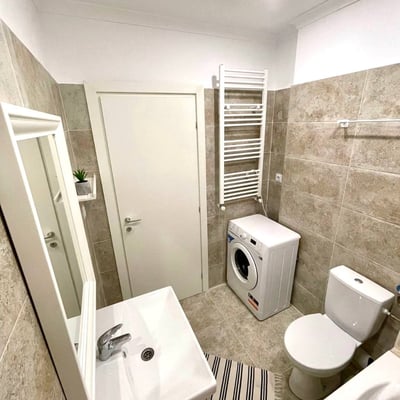 Location d’un appartement lumineux d’une pièce avec balcon, Bucarest, Chiajna, Roumanie