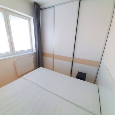 Miete einer möblierten Zweizimmerwohnung mit Balkon, 34 m², Bratislava, Slowakei