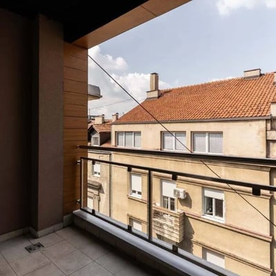 Alquiler de apartamento amplio de tres habitaciones en edificio nuevo, 91 m², distrito Vračar, Belgrado, Serbia