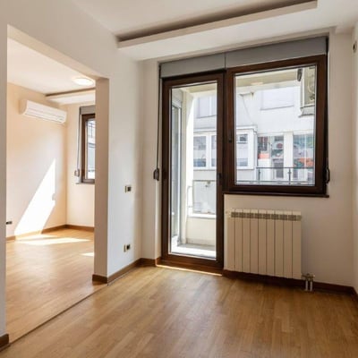 Alquiler de apartamento amplio de tres habitaciones en edificio nuevo, 91 m², distrito Vračar, Belgrado, Serbia