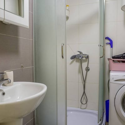 Alquiler de apartamento amplio de dos habitaciones cerca del centro de la ciudad, 67 m², Belgrado, Serbia