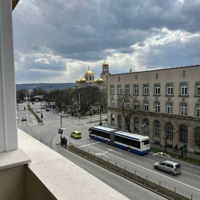 Rent of a luxury 4-room apartment with designer renovation in the city center, 107 m², Varna, Bulgaria