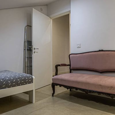 Аренда меблированной двухэтажной трёхкомнатной квартиры, 80 м², район Дединье, Белград, Сербия