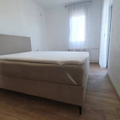 Alquiler de apartamento totalmente renovado y amueblado de tres habitaciones, 56 m², Nuevo Belgrado, Belgrado, Serbia