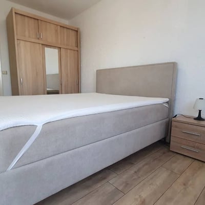 Alquiler de apartamento totalmente renovado y amueblado de tres habitaciones, 56 m², Nuevo Belgrado, Belgrado, Serbia