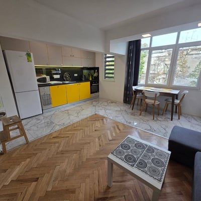 Miete einer hellen und gemütlichen Dreizimmerwohnung im Stadtzentrum, Burgas, Bulgarien