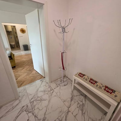 Miete einer hellen und gemütlichen Dreizimmerwohnung im Stadtzentrum, Burgas, Bulgarien