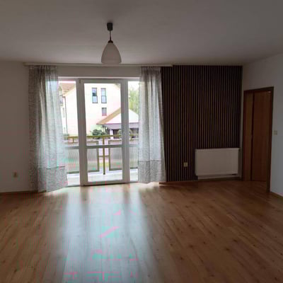 Location d’un appartement ensoleillé de quatre pièces, Podunajské Biskupice, Bratislava, Slovaquie