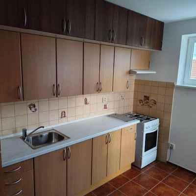 Location d’un appartement ensoleillé de quatre pièces, Podunajské Biskupice, Bratislava, Slovaquie