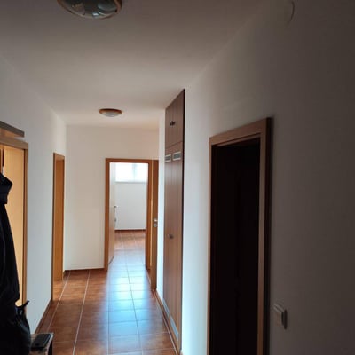 Location d’un appartement ensoleillé de quatre pièces, Podunajské Biskupice, Bratislava, Slovaquie