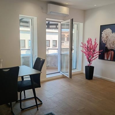 Miete einer hellen, zweistöckigen Dreizimmerwohnung, 73 m², Belgrad, Serbien