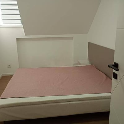 Miete einer hellen, zweistöckigen Dreizimmerwohnung, 73 m², Belgrad, Serbien