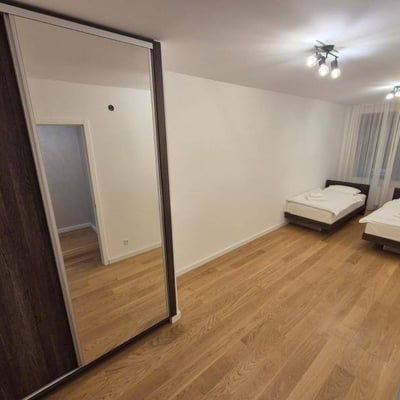 Miete einer geräumigen Dreizimmerwohnung in einem Neubau, 90 m², Belgrad, Voždovac, Serbien
