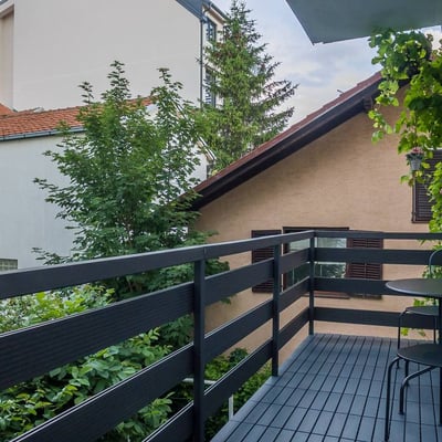 Alquiler de un apartamento luminoso de tres habitaciones cerca de una zona verde, 70 m², Belgrado, Voždovac, Serbia