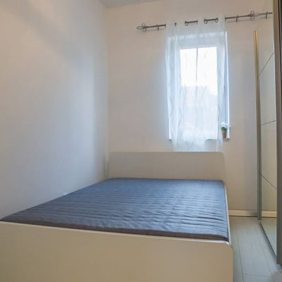 Alquiler de un apartamento luminoso de tres habitaciones cerca de una zona verde, 70 m², Belgrado, Voždovac, Serbia