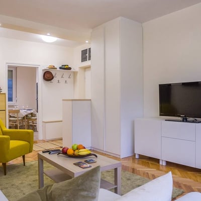 Alquiler de un apartamento luminoso y acogedor de tres ambientes de 75 m² en el centro de la ciudad, Belgrado, Serbia