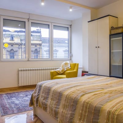 Alquiler de un apartamento luminoso y acogedor de tres ambientes de 75 m² en el centro de la ciudad, Belgrado, Serbia