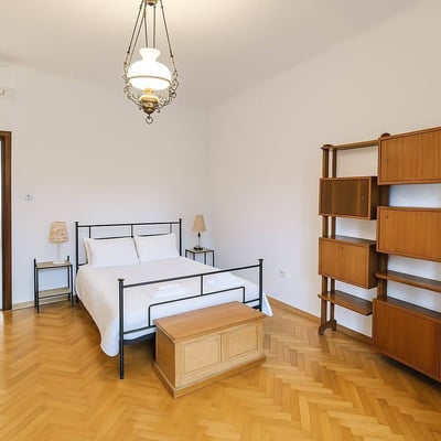 Miete einer geräumigen Dreizimmerwohnung mit 100 m² im Stadtzentrum, Belgrad, Serbien