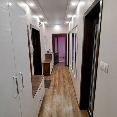 Аренда просторной трехкомнатной квартиры в центре, Бургас, Болгария