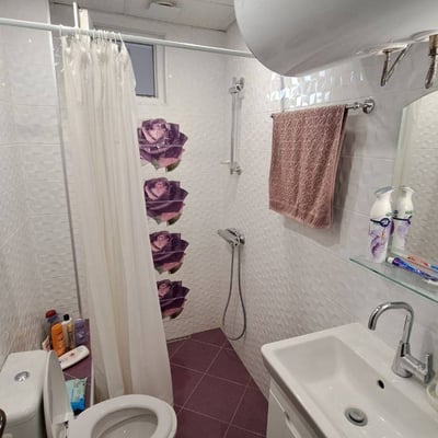 Miete einer geräumigen Dreizimmerwohnung im Stadtzentrum, Burgas, Bulgarien