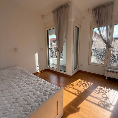 Rent of a bright 3-room apartment, 54 m², in a new building in the center of Belgrade, Serbia