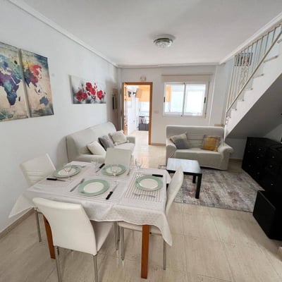 Location d’un duplex de 95 m² avec 2 chambres et piscine à Torrevieja, Espagne
