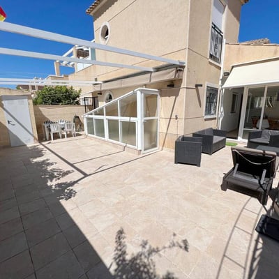 Location d’un duplex de 95 m² avec 2 chambres et piscine à Torrevieja, Espagne